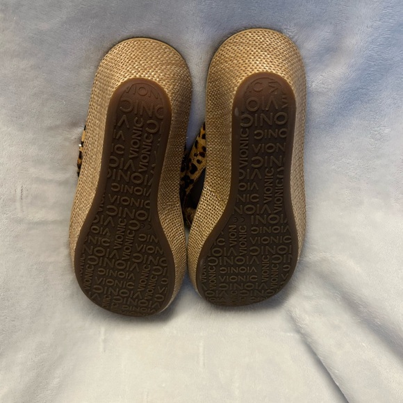 Vionic leopard print sandals - Picture 2 of 4